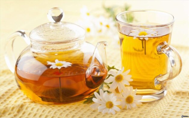 Uống trà thảo mộc là cách cải thiện mất ngủ dễ thực hiện