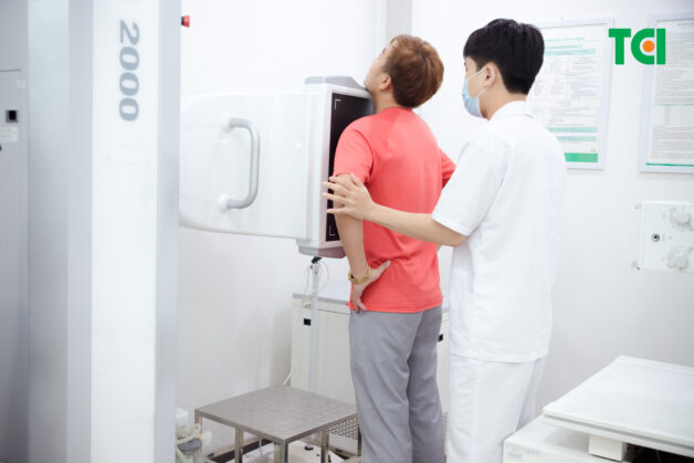 Cách điều trị bệnh lao phổi bao gồm điều trị tại nhà hoặc tại cơ sở y tế