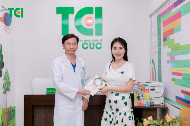 Bố mẹ nhất định phải cho trẻ tiêm đầy đủ vắc xin thủy đậu.