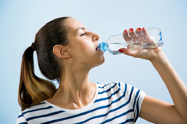 Uống đủ nước giúp ngăn ngừa táo bón, hạn chế nguy cơ bệnh trĩ