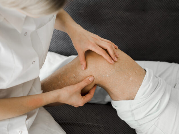 Mát xa giúp giảm đau khớp gối.