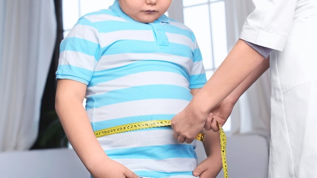 Biểu hiện đáng chú ý là vùng bụng của trẻ có thể trở nên phình to và dày hơn