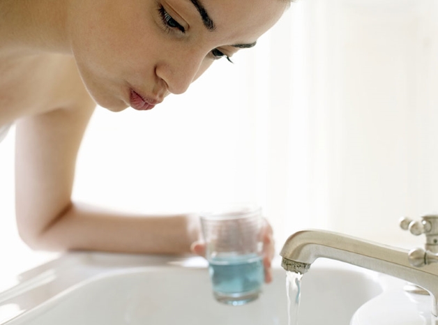 Súc miệng bằng dung dịch tẩy cao răng tại nhà