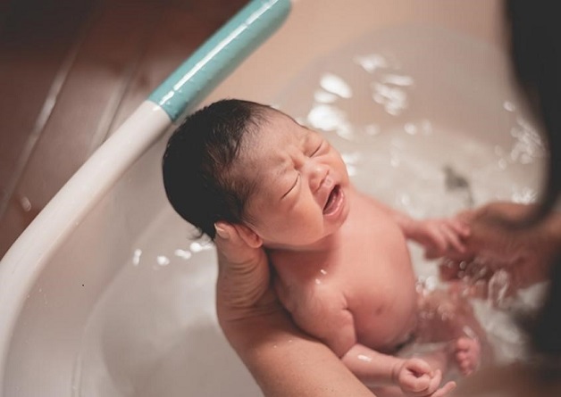 phụ huynh có thể tắm cho trẻ sau tiêm nếu sức khỏe ổn định