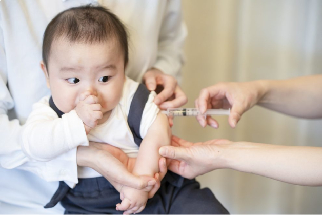 tiêm vaccine cho trẻ