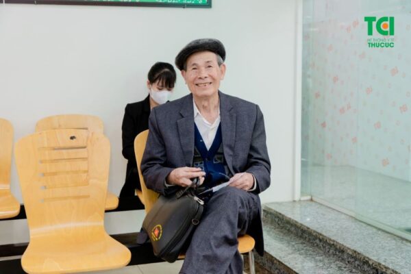 Nhiều người bệnh đục thủy tinh thể lớn tuổi khôi phục thị lực rất tốt nhờ mổ Phaco 
