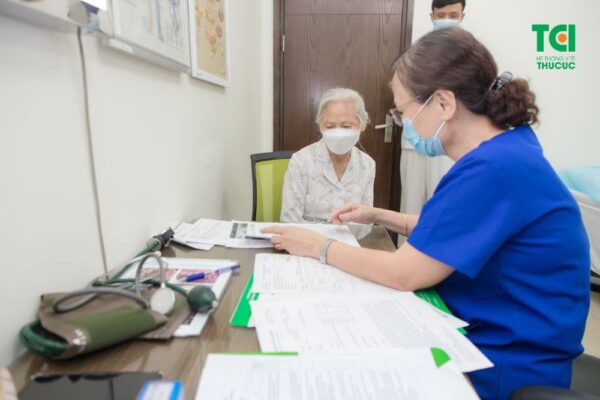 Trước khi thực hiện mổ Phaco, các bác sĩ đánh giá kỹ lưỡng về tình trạng mắt, cũng như các bệnh lý mắt, toàn thân đi kèm nếu có 