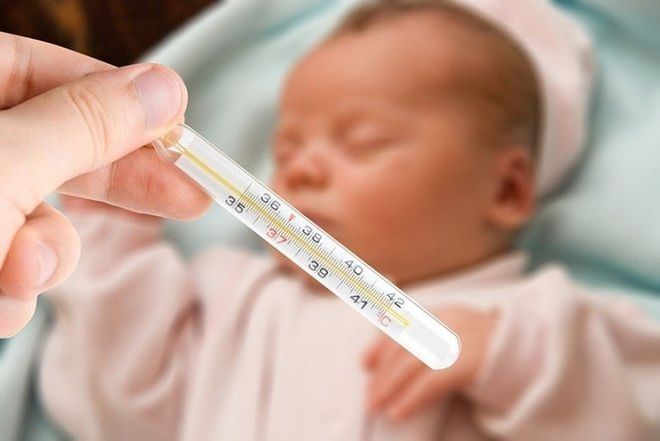 Trẻ bị sốt sau tiêm chủng là phản ứng phụ thông thường