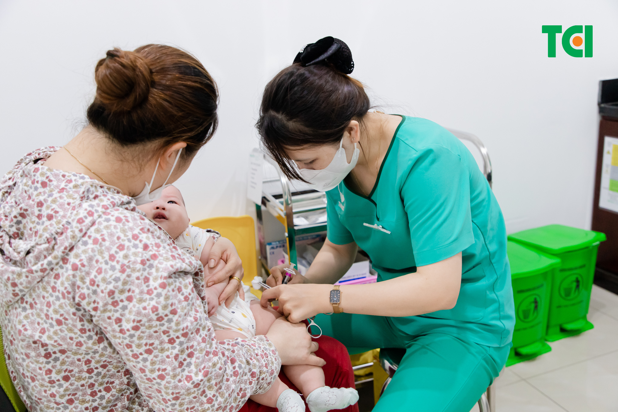 Nhiều phụ huynh lựa chọn vắc xin dịch vụ 6 trong 1 để tiêm chủng cho con
