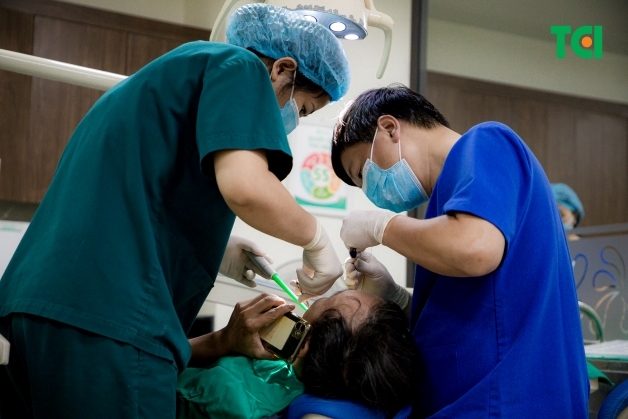 Thực hiện nhổ 2 răng khôn cùng lúc