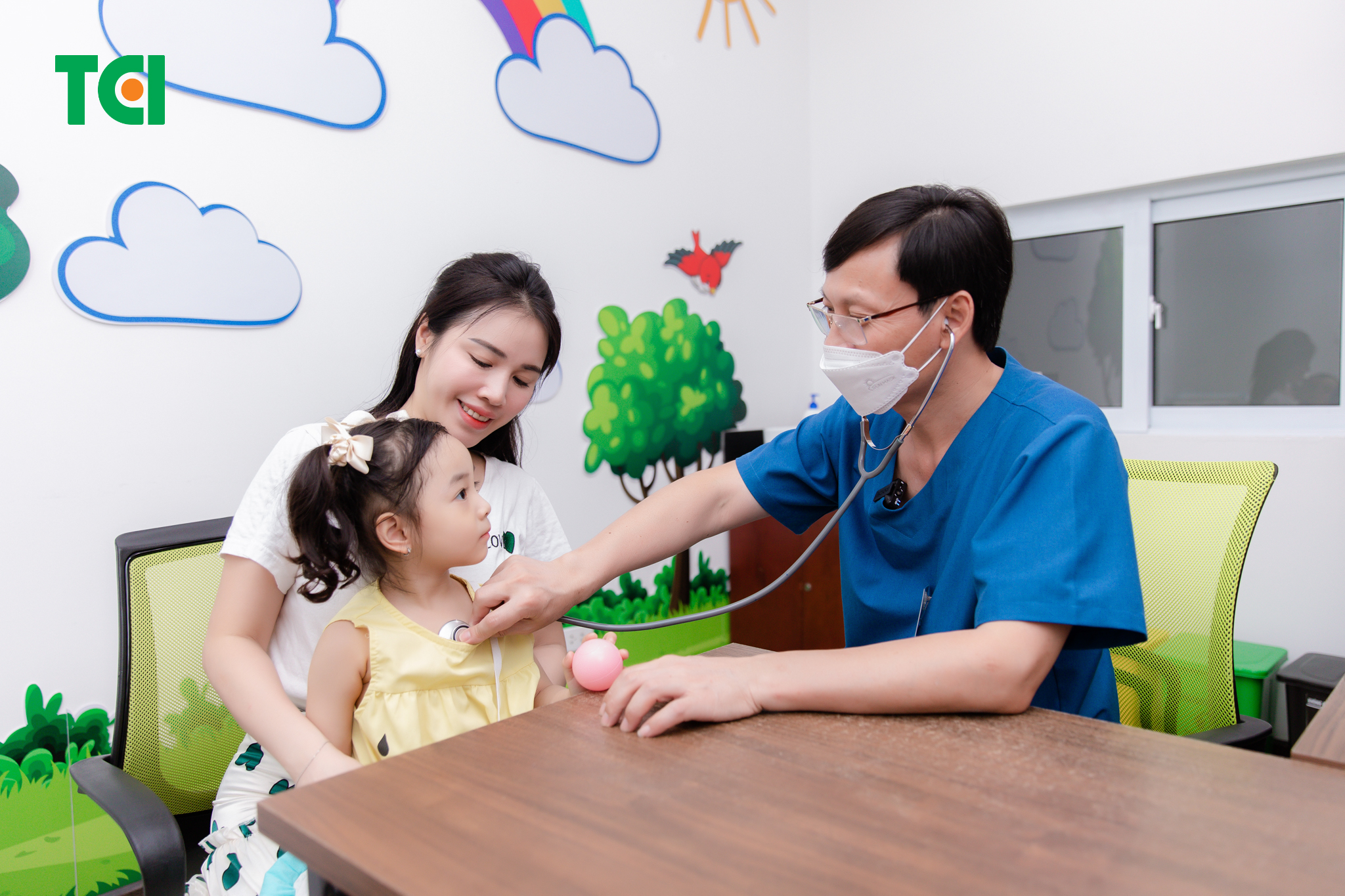 Tại Phòng tiêm chủng Thu Cúc TCI, 100% khách hàng phải ở lại 30 phút sau tiêm để các y bác sĩ theo dõi và kiểm tra sức khỏe kỹ càng trước khi ra về