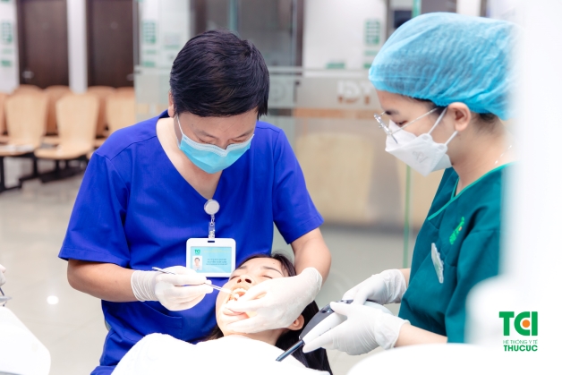 Thực hiện niềng răng sứ