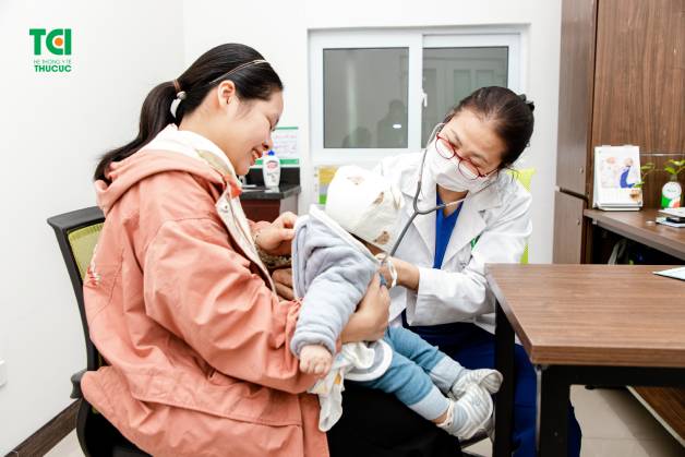 Các bước chuẩn bị trước tiêm trong quy trình tiêm chủng cho trẻ sơ sinh