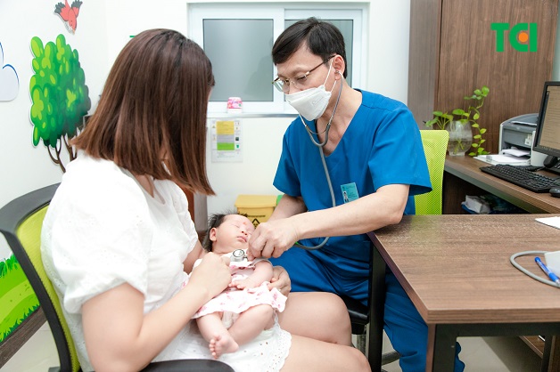 Bác sĩ TCI luôn sẵn sàng hỗ trợ phụ huynh khi cần thiết