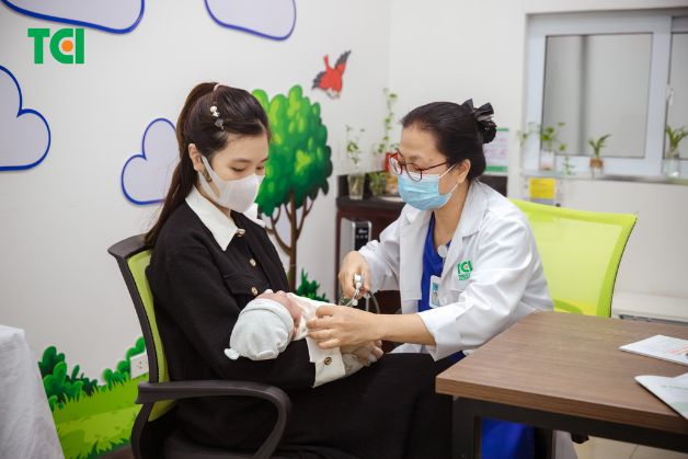 câu hỏi thường gặp khi tiêm phòng cho bé sơ sinh liên quan đến vắc xin viêm gan B và vắc xin lao