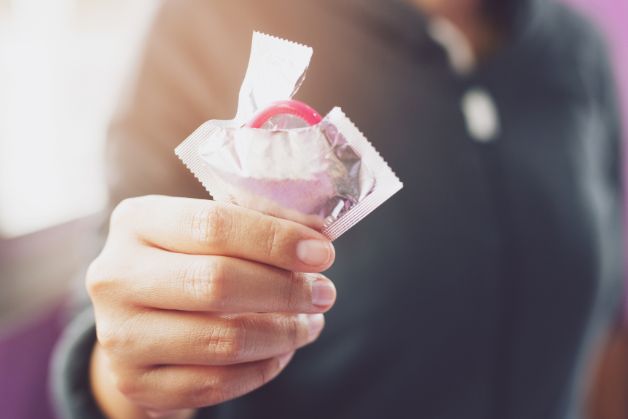 tiêm phòng hpv nam giới bảo vệ khỏi các loại virus HPV gây ra các vấn đề sức khỏe nghiêm trọng như ung thư và mụn cóc sinh dục.