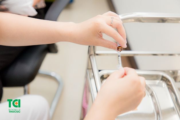 tiêm vacxin bị sốc phản vệ xảy ra ngay sau tiêm hoặc trong vòng vài phút đến vài giờ sau đó