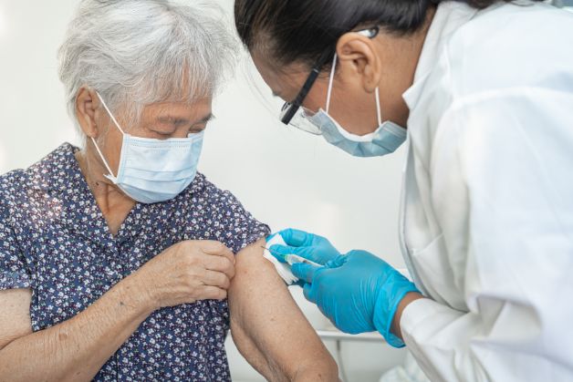 Tiêm phòng cho người cao tuổi nhằm hạn chế việc phải nhập viện và điều trị kéo dài
