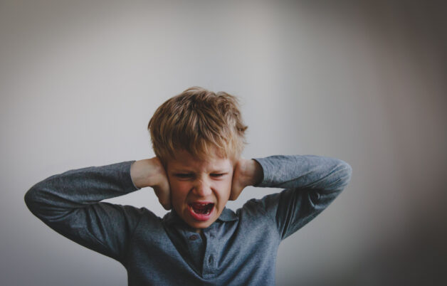Co giật khi sốt cao tái đi tái lại có thể khiến trẻ sợ hãi.