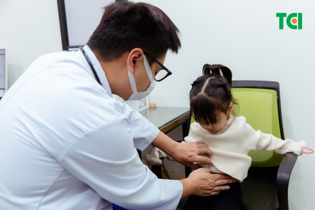 Bé nghi mắc viêm đường hô hấp nên được đi khám bác sĩ để xác định bệnh và điều trị đúng cách