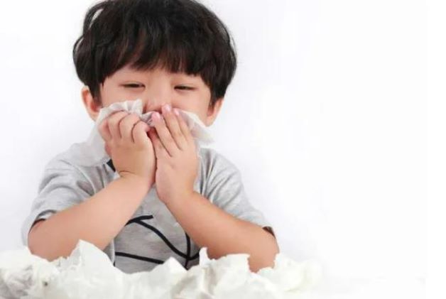 Sốt cao, ho nhiều là những triệu chứng thường gặp ở trẻ bị viêm đường hô hấp trên