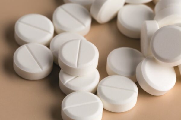 Khi trẻ sốt trên 38.5 độ, cho trẻ uống thuốc hạ sốt paracetamol.