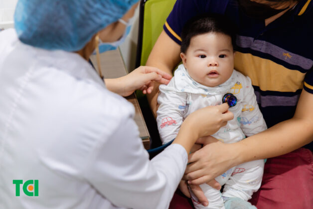 5 trường hợp bố mẹ nên tìm kiếm hỗ trợ y tế trong vòng 24 giờ: Thứ nhất, trẻ từ 2 đến 4 tháng tuổi (trừ trường hợp tình trạng sốt xuất hiện trong vòng 48 giờ sau khi trẻ tiêm vắc xin bạch hầu - ho gà - uốn ván và ngoài sốt, trẻ không có triệu chứng nặng nào khác).