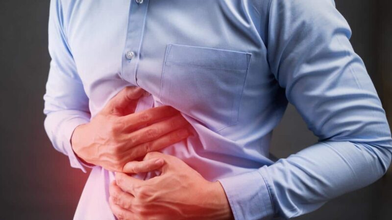 Axit từ dạ dày trào ngược lên thực quản không chỉ gây kích ứng mà còn có thể làm tổn thương lớp niêm mạc, dẫn đến khó nuốt