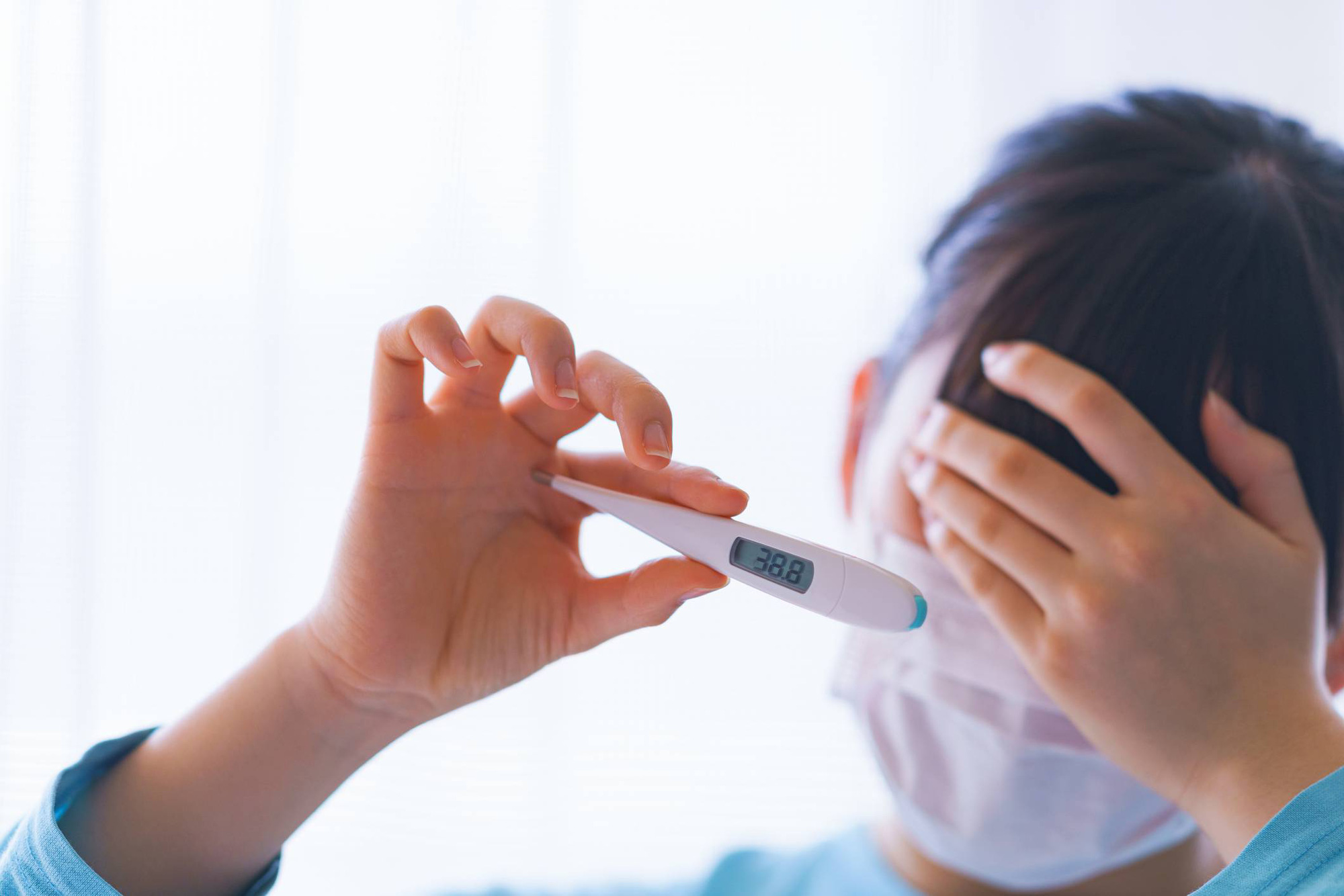 Sốt là triệu chứng khi tiêm vaccine thường gặp