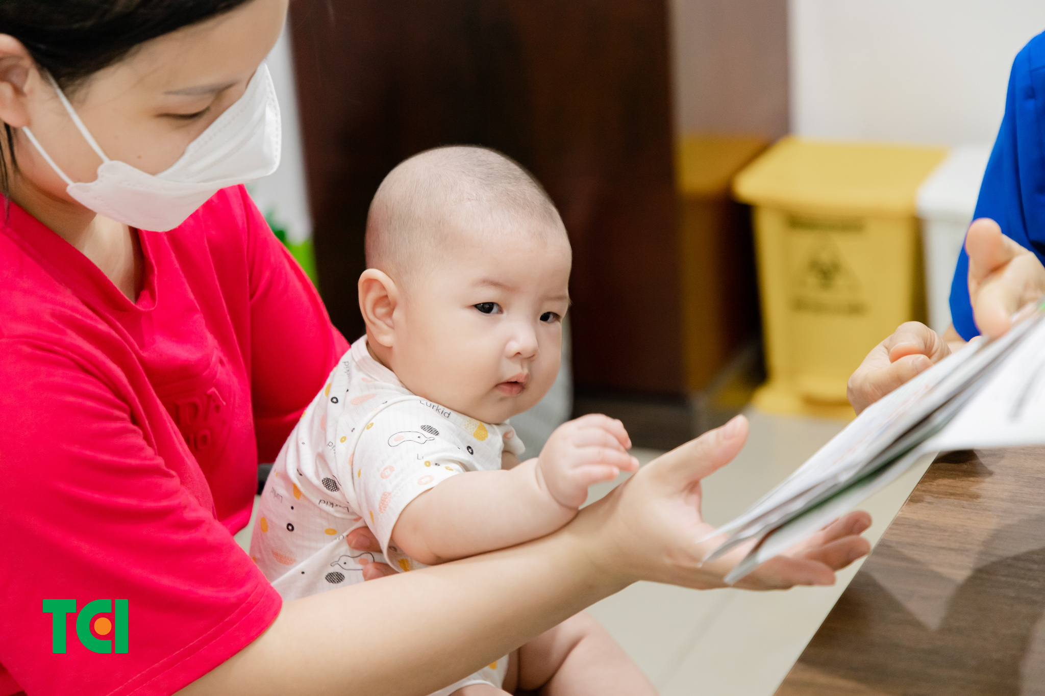 trước tiêm vắc xin, bố mẹ cần trao đổi với bác sĩ về tình hình sức khỏe cũng như lịch sử tiêm chủng
