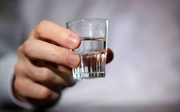 uống rượu sau khi tiêm vắc xin