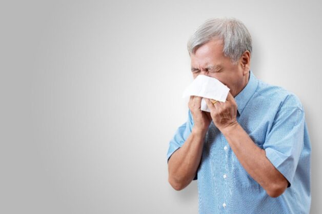 Người già có biểu hiện ho kéo dài quan thời gian