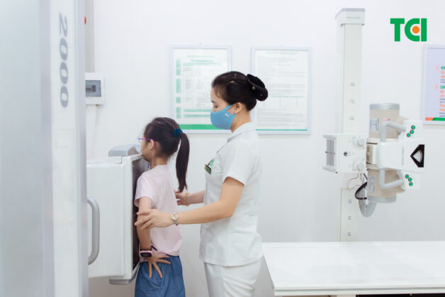 Nếu bố mẹ nghi ngờ trẻ viêm thanh khí phế quản cấp, tốt nhất là bố mẹ đưa trẻ đến bệnh viện.