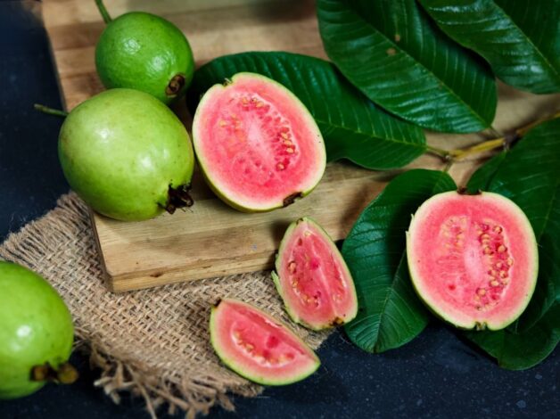 Ổi giàu Vitamin C, tốt cho sức đề kháng của trẻ.