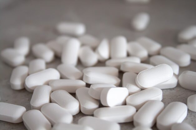 Nếu chườm ấm không hiệu quả, cho trẻ uống paracetamol đơn chất.