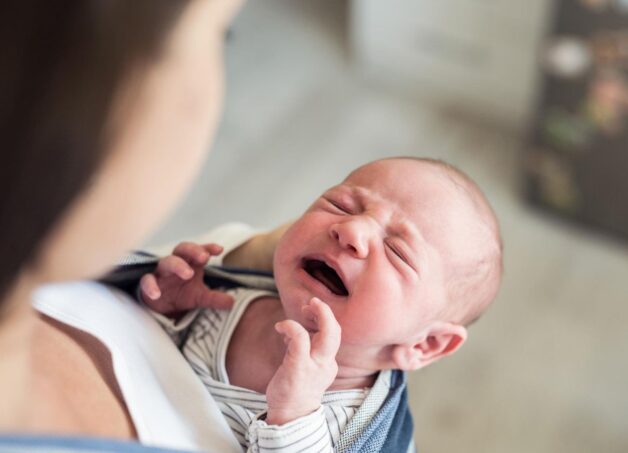 Nên cho trẻ nhập viện ngay khi trẻ quấy khóc nhiều, không dỗ được.