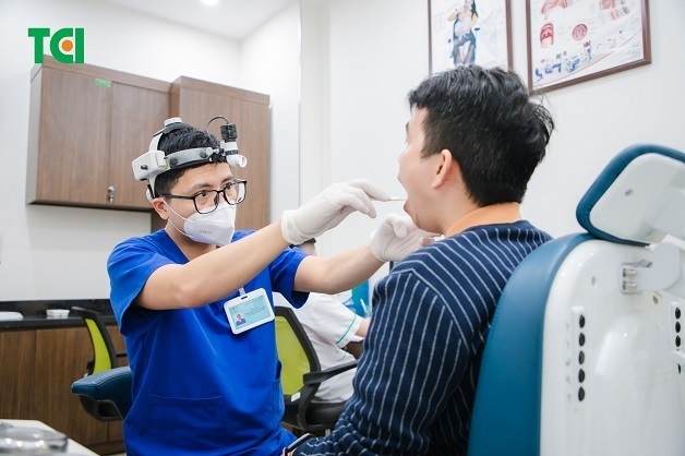 bác sĩ chỉ cách điều trị viêm họng