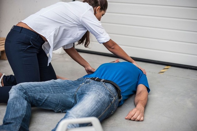 Cần làm gì khi thấy người có biểu hiện đột quỵ?