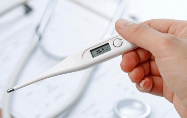 Theo dõi và quan sát những biểu hiện của trẻ sau khi tiêm