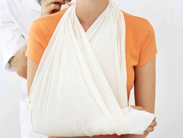 Thực hiện sơ cứu cố định xương cẳng tay