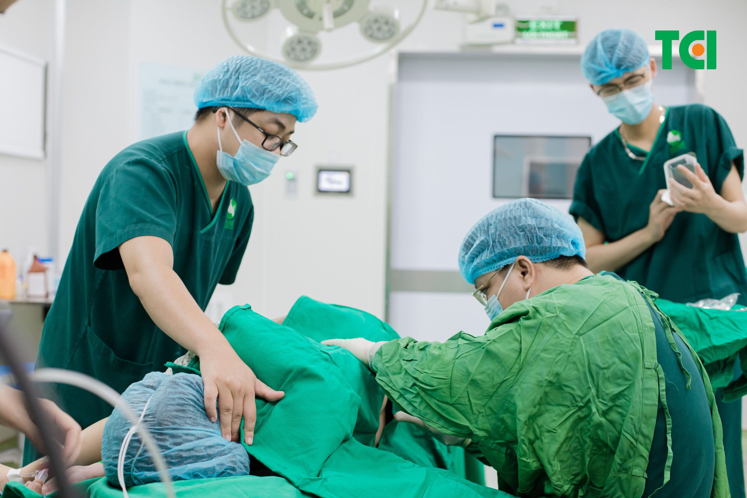 Chị Trang được thực hiện gây tê tủy sống để chuẩn bị mổ cấp cứu
