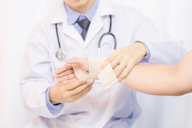 Băng nẹp giúp cố định cổ tay.