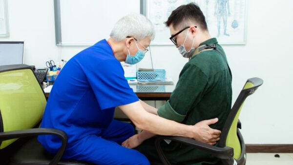 Khám lâm sàng gãy xương cẳng tay