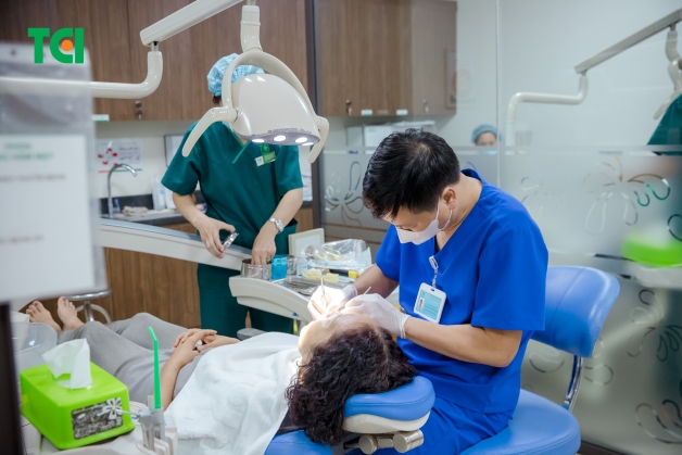 Thực hiện kỹ thuật niềng răng