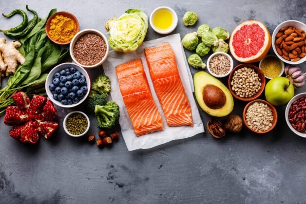 Điều chỉnh lại chế độ dinh dưỡng, lượng calories nạp vào hàng ngày là điều người bị gan nhiễm mỡ nên làm