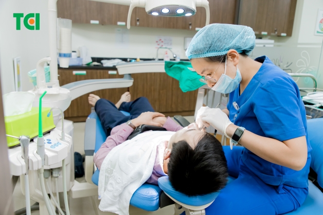 Thực hiện nhổ răng số 8 hàm trên