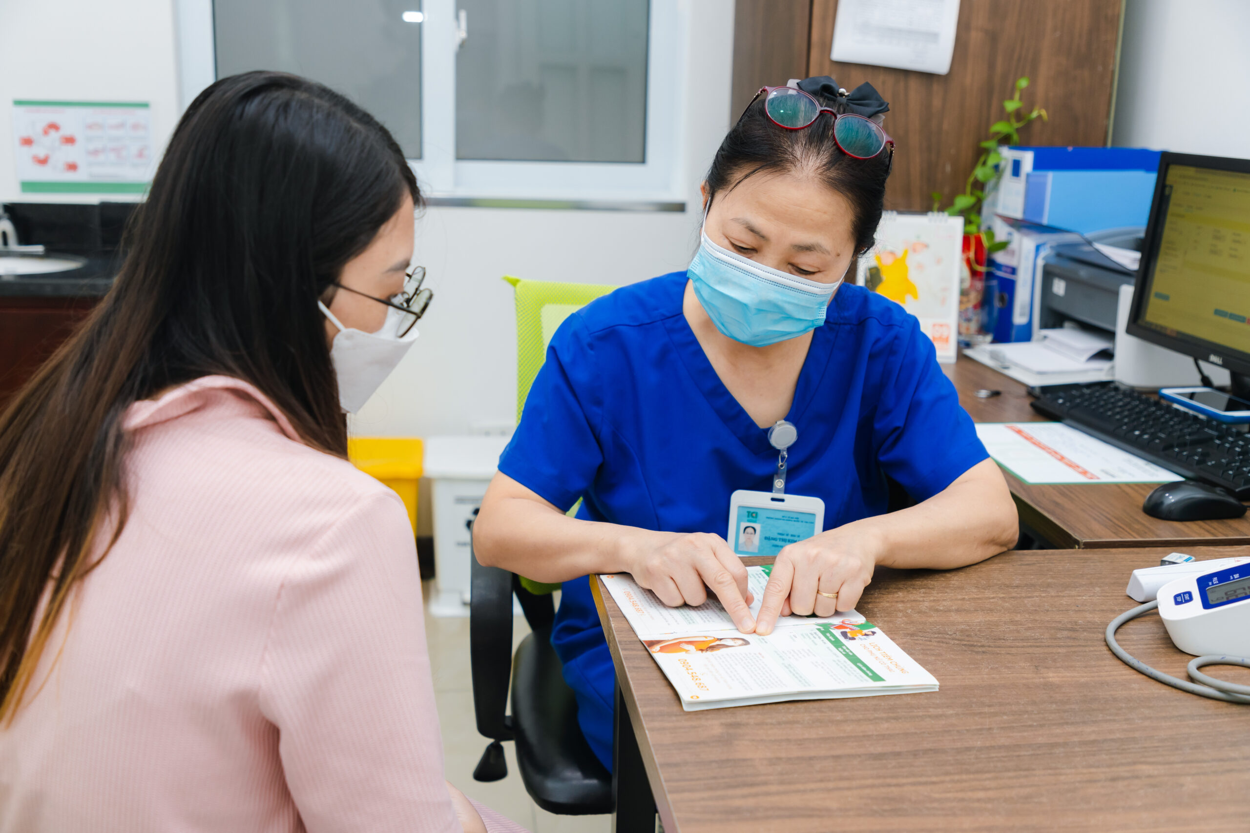 Sau tiêm chủng bạn cần theo dõi tác dụng phụ tại nhà và đến cơ sở y tế để khám nếu có bất thường sức khỏe