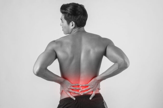 Người bệnh bị đau nhức lưng thường xuyên.