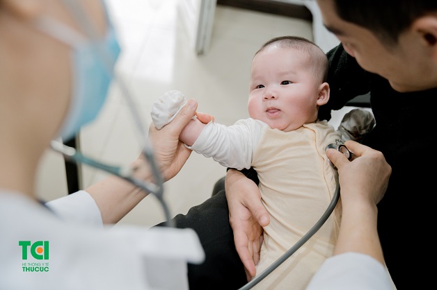 Trẻ sơ sinh, trẻ nhỏ là đối tượng cần được tiêm vắc xin bạch hầu càng sớm càng tốt