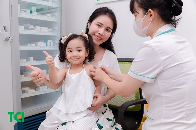 Việc tiêm vacxin là một phương pháp y tế phổ biến được sử dụng để tạo ra miễn dịch chủ động cho cơ thể chống lại các loại vi khuẩn hoặc virus cụ thể